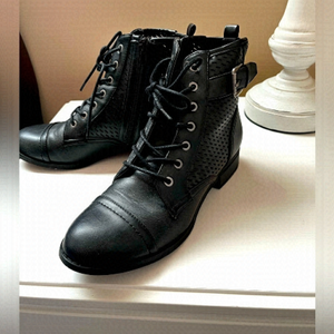 💐 G by Guess combat boots